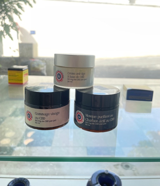 Masque visage au charbon actif et au CBD, gommage visage au CBD et crème visage CBD 